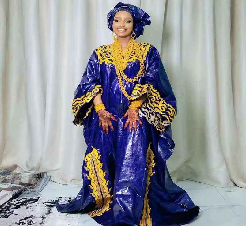 Osoba z Mali v tradičním slavnostním oděvu